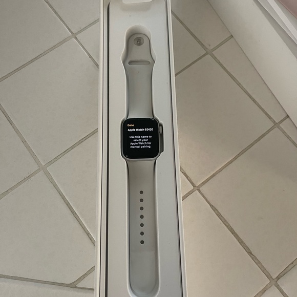 Apple 4 40mm watch with white band, wall charger and charger cord for watches. - Picture 3 of 4